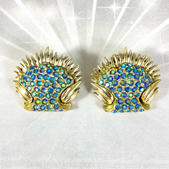 Stunning, vintage, clamshell shaped blue, iridescent rhinestone clip on earrings - Picture 1 of 3